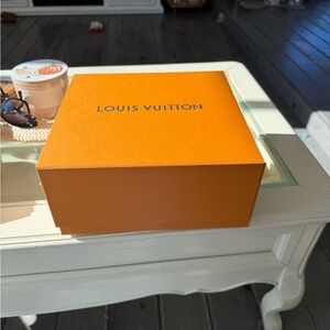 LOUIS VUITTON box